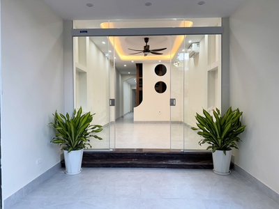 Bán 69m2 nhà 4 tầng, thang máy, 5PN sát chợ Diêm Gỗ, Việt Hưng. Chỗ đỗ xe miễn phí 1