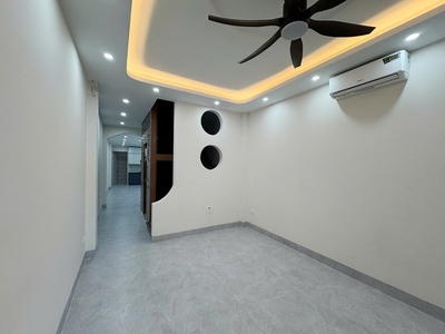 Bán 69m2 nhà 4 tầng, thang máy, 5PN sát chợ Diêm Gỗ, Việt Hưng. Chỗ đỗ xe miễn phí 2
