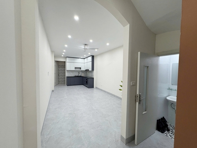 Bán 69m2 nhà 4 tầng, thang máy, 5PN sát chợ Diêm Gỗ, Việt Hưng. Chỗ đỗ xe miễn phí 3