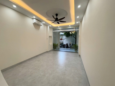 Bán 69m2 nhà 4 tầng, thang máy, 5PN sát chợ Diêm Gỗ, Việt Hưng. Chỗ đỗ xe miễn phí 4