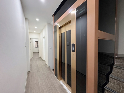 Bán 69m2 nhà 4 tầng, thang máy, 5PN sát chợ Diêm Gỗ, Việt Hưng. Chỗ đỗ xe miễn phí 5