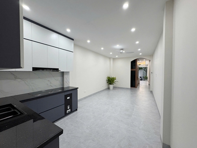 Bán 69m2 nhà 4 tầng, thang máy, 5PN sát chợ Diêm Gỗ, Việt Hưng. Chỗ đỗ xe miễn phí 7