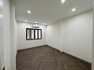Bán 69m2 nhà 4 tầng, thang máy, 5PN sát chợ Diêm Gỗ, Việt Hưng. Chỗ đỗ xe miễn phí 8