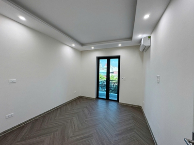 Bán 69m2 nhà 4 tầng, thang máy, 5PN sát chợ Diêm Gỗ, Việt Hưng. Chỗ đỗ xe miễn phí 9