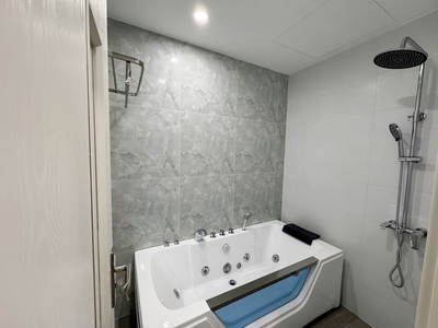 Bán 69m2 nhà 4 tầng, thang máy, 5PN sát chợ Diêm Gỗ, Việt Hưng. Chỗ đỗ xe miễn phí 12