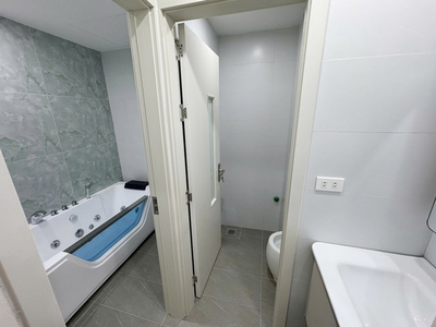 Bán 69m2 nhà 4 tầng, thang máy, 5PN sát chợ Diêm Gỗ, Việt Hưng. Chỗ đỗ xe miễn phí 13