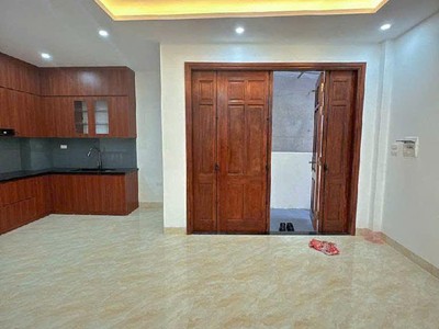 Nhà 30.5m    5 tầng   mặt tiền 4m   ngõ 36 phố đức giang   ô tô đỗ cổng   giá 6.15 tỷ 0