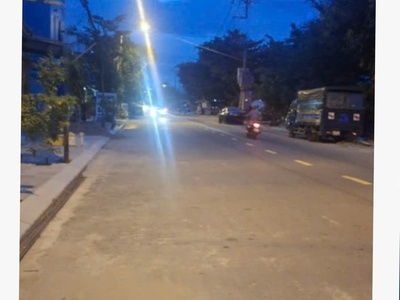 - nhà 2 tầng kinh doanh, sát lô góc, mặt tiền đường phan tứ, gần đại học kinh tế, vài bước chân ra 1