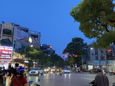Mặt phố hai bà trưng - lô góc 3 thoáng - vỉa hè - sổ vuông . 2