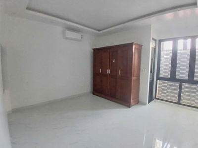 Cho thuê nhà 4 ngủ khép kín Văn Cao  80m2 , có thang máy. 3