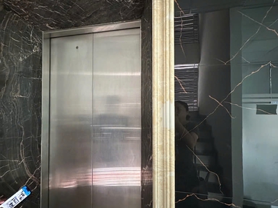 Cho thuê nhà mới, căn góc, thang máy, 121m2  5t  vỉa hè, thái hà-49 tr 0