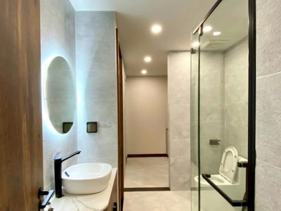 Cho thuê nhà mới, căn góc, thang máy, 121m2  5t  vỉa hè, thái hà-49 tr 1