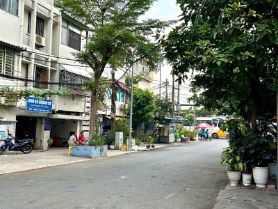 Bán chdv ngay đường nguyễn tất thành- nằm giữa đoạn đường qua q7 và q1 gần trường đại học luật- qua 4