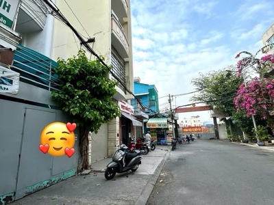 Bán chdv ngay đường nguyễn tất thành- nằm giữa đoạn đường qua q7 và q1 gần trường đại học luật- qua 2