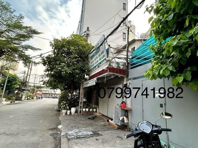 Bán chdv ngay đường nguyễn tất thành- nằm giữa đoạn đường qua q7 và q1 gần trường đại học luật- qua 3