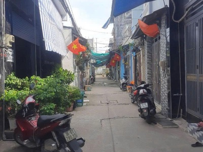 Sốc   chủ nhà cần tiền bán gấp về quê  nhà 1 trệt 1 lầu, 2pn, hẻm ô tô thông ngay sát chợ bình 2