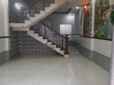 Sốc   chủ nhà cần tiền bán gấp về quê  nhà 1 trệt 1 lầu, 2pn, hẻm ô tô thông ngay sát chợ bình 4