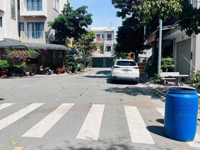 Nhà đẹp 1 trệt 1 lửng 2 lầu   sân thượng trước sau - chiêu liêu - dĩ an 1
