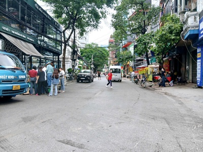 Cc cần bán căn nhà 2.5 tầng  diện tích 33m.năm ngay giữa trung tâm hà nội, chỉ vài trăm mét là ra 2