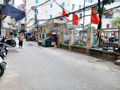 Cc cần bán căn nhà 2.5 tầng  diện tích 33m.năm ngay giữa trung tâm hà nội, chỉ vài trăm mét là ra 1