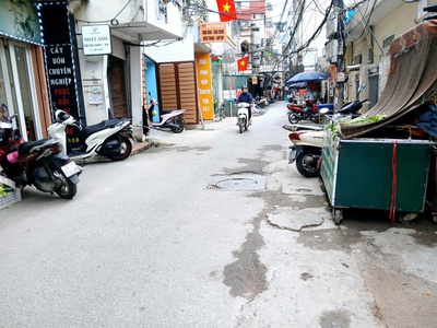Cc cần bán căn nhà 2.5 tầng  diện tích 33m.năm ngay giữa trung tâm hà nội, chỉ vài trăm mét là ra 0