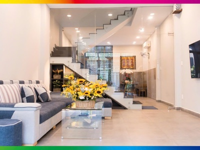 Nhà 1 trệt 1 lầu thiết kế hiện đại, có sân trước và giếng trời sau, thoáng sáng cả ngày 0