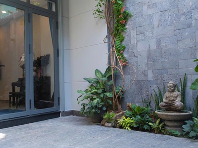Nhà 1 trệt 1 lầu thiết kế hiện đại, có sân trước và giếng trời sau, thoáng sáng cả ngày 3