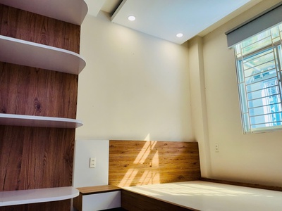Nhà 1 trệt 1 lầu thiết kế hiện đại, có sân trước và giếng trời sau, thoáng sáng cả ngày 3