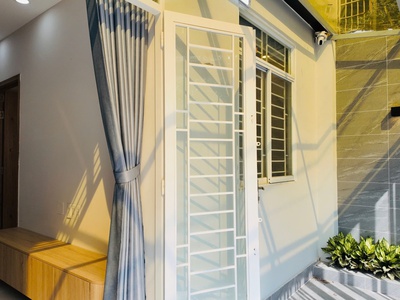Nhà 1 trệt 1 lầu thiết kế hiện đại, có sân trước và giếng trời sau, thoáng sáng cả ngày 4