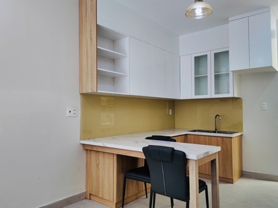 Nhà 1 trệt 1 lầu thiết kế hiện đại, có sân trước và giếng trời sau, thoáng sáng cả ngày 2