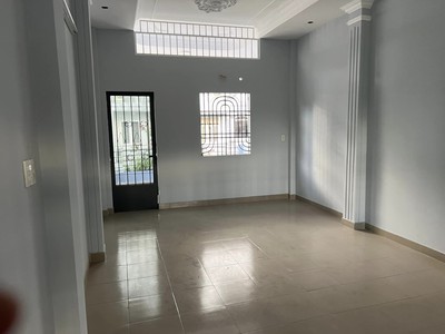 Bán nhà 2 tầng đường Bùi Quang Là, Dt 50m2- sát HXH- Giá hơn 4 tỷ 2