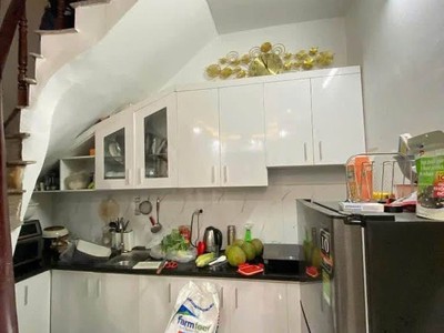 Cô hoà sống một mình trong căn nhà tân mai rộng quá, giờ muốn bán để chuyển về ở cùng con gái.  dt 1