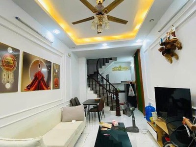 Cô hoà sống một mình trong căn nhà tân mai rộng quá, giờ muốn bán để chuyển về ở cùng con gái.  dt 0