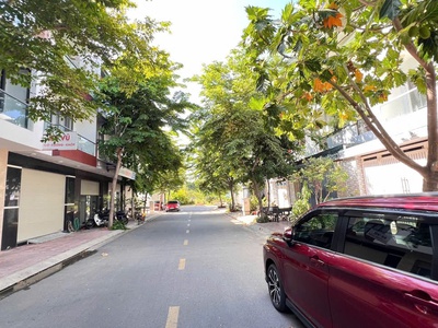 Bán nhà 3 tầng có thang máy kđt hà quang 2 gần đường số 4 gân biển nha trang   diện tích: 80m ngang 0
