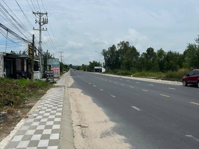Bán 10m x 44m đất thổ cư mặt tiền nguyễn chí thanh, lagi giá ngộp 370tr/m ngang 4