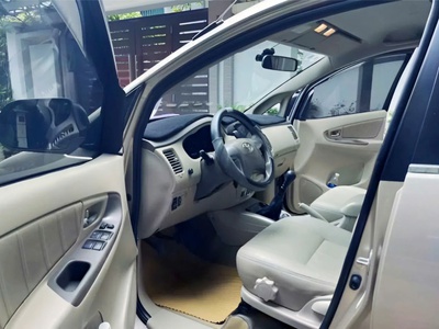 Cần bán innova sx 2016 bản 2.0E xịn màu vàng cát 2