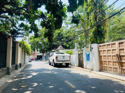 Cần bán gấp  khuôn đất đường số 43, thảo điền, q2 0