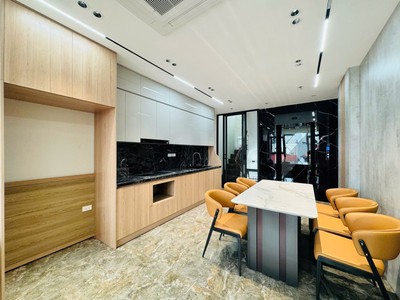 Nhà đẹp ô tô đỗ cửa phố nguyễn văn cừ  42m2 x 7 tầng mặt tiền 3.8m  17.5 tỷ long biên. 3