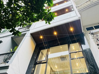 Nhà đẹp ô tô đỗ cửa phố nguyễn văn cừ  42m2 x 7 tầng mặt tiền 3.8m  17.5 tỷ long biên. 0