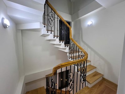 Nhà đẹp lạc long quân, dt30m , 5 tầng, 3p. ngủ, ô chờ thang máy  11 tỷ 0