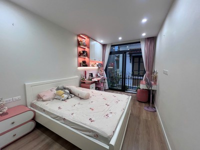 Nhà đẹp lạc long quân, dt30m , 5 tầng, 3p. ngủ, ô chờ thang máy  11 tỷ 1