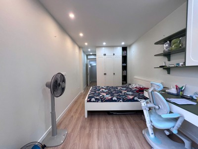 Nhà đẹp lạc long quân, dt30m , 5 tầng, 3p. ngủ, ô chờ thang máy  11 tỷ 2