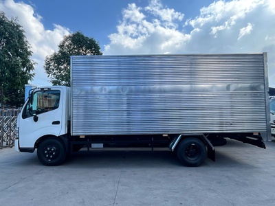 Xe tải Hino XZU720L Thùng Kín có sẵn giao ngay 1