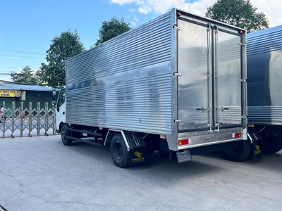 Xe tải Hino XZU720L Thùng Kín có sẵn giao ngay 2