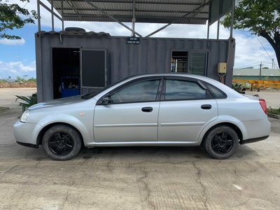 Em cần bán xe chervolet laceti đời 2004 2