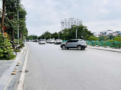 Bán nhà mặt phố xuân diệu, 8 tầng, thông sàn kinh doanh 1