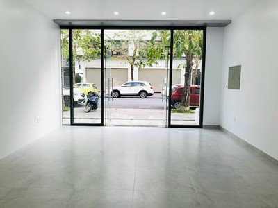 Cho thuê sàn văn phòng tầng 1 80m2 giá 12tr tại Vinhomes Marina 1