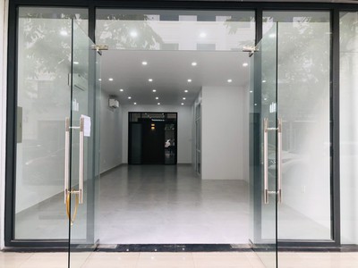 Cho thuê sàn văn phòng tầng 1 80m2 giá 12tr tại Vinhomes Marina 5