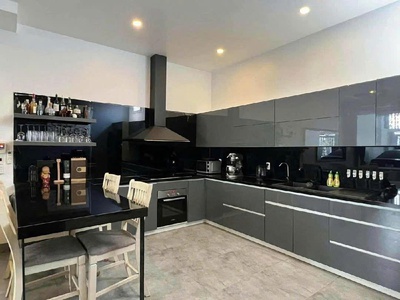 Bán nhà nguyễn văn cừ, oto đỗ cửa,thang máy,đẹp long lanh,42m nhỉnh 13 tỷ tl 0