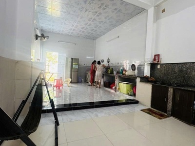 chủ ngộp hạ gấp 500 triệu     nhà mặt tiền bình chánh   4x31m   6 phòng ngủ     chỉ còn 9 tỷ. 4